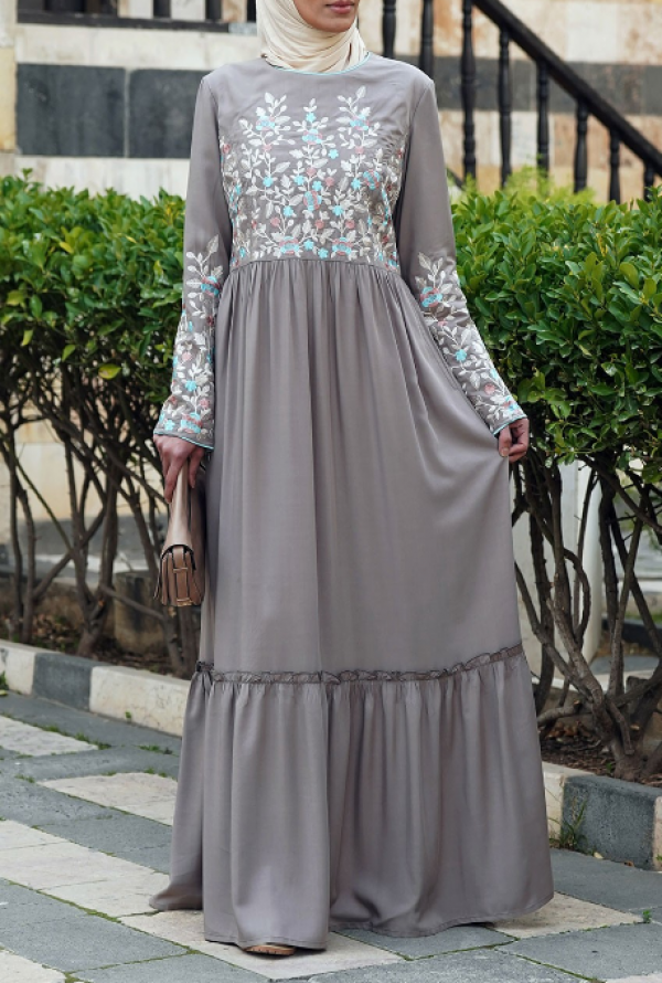 Gaun dengan tumpukan ruffle di bagian bawah rok